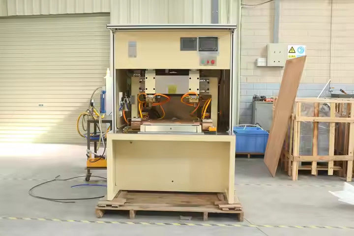 جوشکار نقطه ای ورق فلزی درب فولادی با فرکانس متوسط ​​Hwashi CNC با فیدر متحرک اتوماتیک محور XY