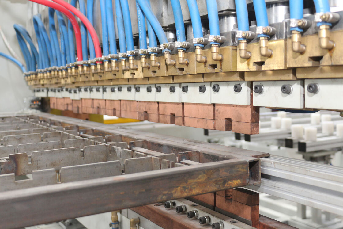 دستگاه جوش گانتری اتوماتیک توری سیمی با فیدر دو لایه و ۱۰ الکترود برای جوشکاری چند نقطه‌ای